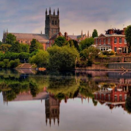 questo è uno scatto della cattedrale di Worcester sulle rive del fiume Severn