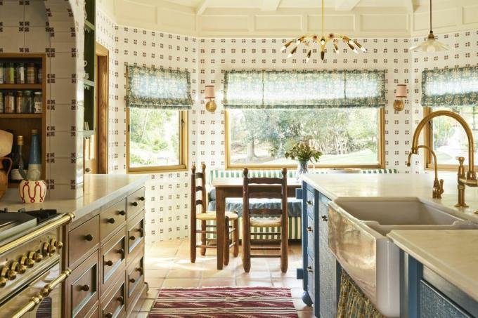 cucina piastrellata bianca con ringhiera in ottone