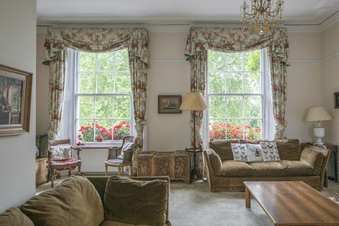 soggiorno tradizionale con tende floreali