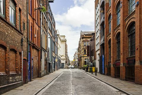 Vecchia via con le costruzioni del muro di mattoni nella città di Liverpool, Inghilterra, Regno Unito