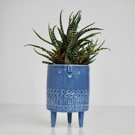 Vaso per fioriera piccolo treppiede blu di AtelierStellaCeramic, etsy.com, £ 55