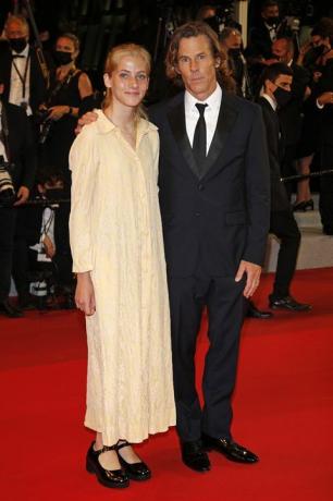 cannes, francia 10 luglio 2021 danny moder e figlia hazel moder arrivano alla premiere del flag day durante la 74a cannes festival del cinema tenuto al palais des festivals di cannes, francia il credito fotografico dovrebbe leggere p lehmanbarcroft media via getty immagini