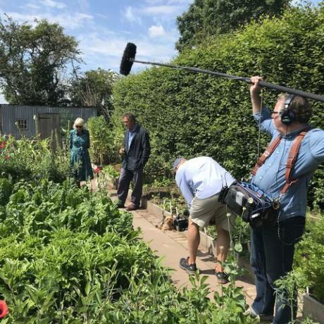 monty don accoglie la camilla, duchessa di cornovaglia, a Longmeadow, dove condivide il suo amore per il giardinaggio