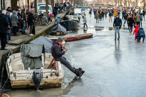 Decine di persone pattinano sui canali di Amsterdam