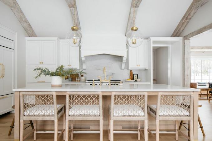 una cucina con isola in marmo