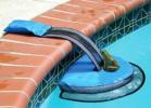 Questo strumento geniale evita che le rane rimangano intrappolate nella tua piscina