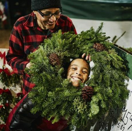 ragazzo che gioca con la corona quiz lirico di Natale