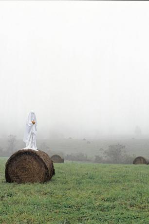 fantasma inquietante in campo