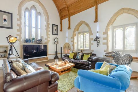 Proprietà della chiesa in vendita - interni del soggiorno