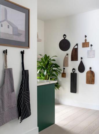 tagliere appeso al muro in cucina disegnato da linda hayslett