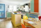 Questa cucina multicolore ci ricorda che i nostri spazi abitativi possono essere funzionali e divertenti