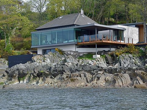 Cape Cove, la casa del film The Nest della BBC, girato a Loch Long, alle porte di Glasgow