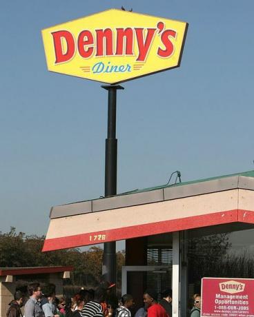 emeryville, ca 03 febbraio i clienti dennys aspettano in fila per ottenere una colazione gratuita il 3 febbraio 2009 a emeryville, california people in fila oggi al dennys in tutto il nord america per una colazione del grande slam gratuita offerta tra le 6:00 e le 14:00 a oltre 1.500 dennys ristoranti negli stati uniti, porto rico e canada la promozione è stata annunciata durante una foto commerciale del super bowl di justin sullivangetty immagini