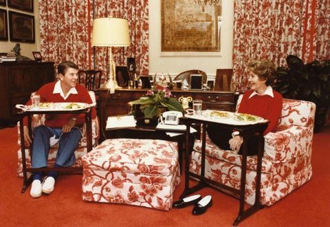 Ronald e Nancy Reagan si godono un pasto sui vassoi d'argento della TV nella casa bianca