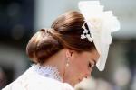 Kate Middleton indossa un abito Alexander McQueen di pizzo bianco presso il Royal Ascot