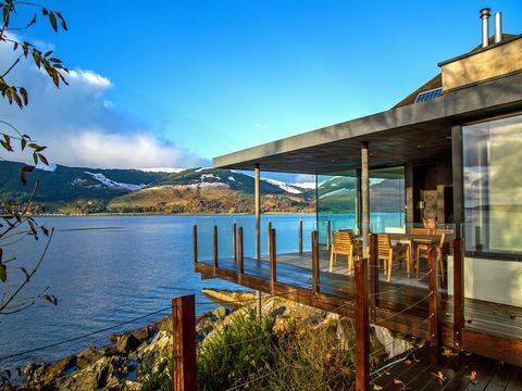 Cape Cove, la casa del film The Nest della BBC, girato a Loch Long, alle porte di Glasgow