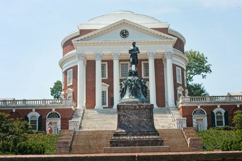 statua di thomas jefferson davanti alla rotonda nel campus dell'università della virginia, charlottesville, virginia