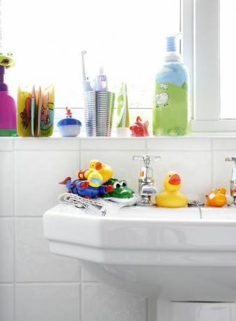 bagno con articoli da toeletta e accessori