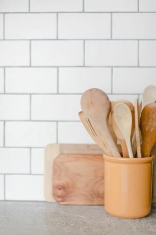 utensili da cucina in legno in contenitore giallo