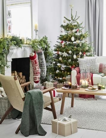 soggiorno decorato con calze e un albero di natale