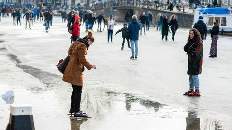 Decine di persone pattinano sui canali di Amsterdam