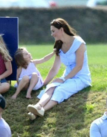 Il principe George e la principessa Charlotte giocano con Kate Middleton