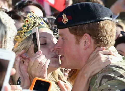 Il principe Harry riceve un bacio da un membro del pubblico