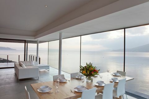 Sala da pranzo a pianta aperta con vista sul mare