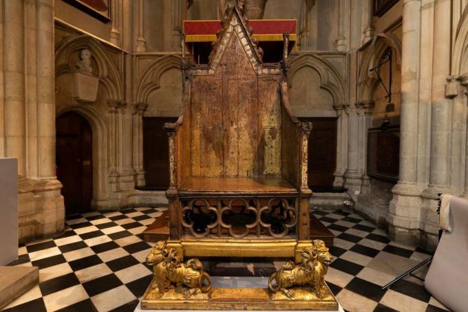 la sedia dell'incoronazione, conosciuta anche come sedia di st edwards o sedia di re edwards, è raffigurata all'interno dell'abbazia di westminster a londra il 12 aprile 2023, durante un'anteprima in vista dell'incoronazione del re carlo iii i preparativi per l'incoronazione di carlo il 6 maggio all'abbazia di westminster, a cui parteciperanno dignitari di tutto il mondo e guardati da miliardi, continuano a prendere ritmo foto di dan kitwood pool afp foto di dan kitwoodpoolafp via immagini getty