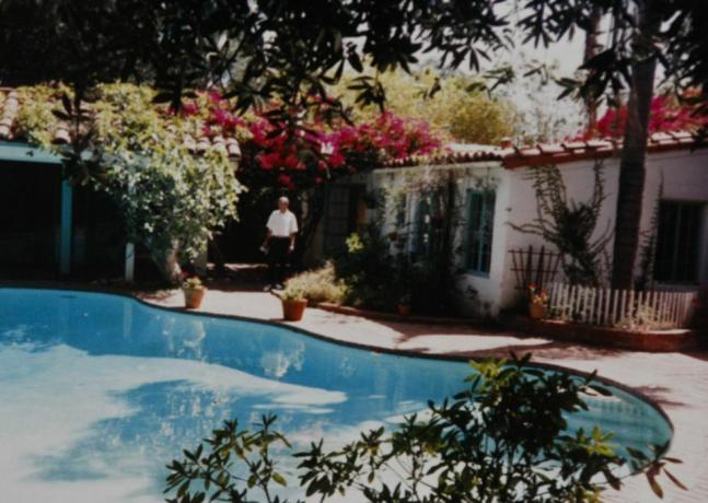 copia e scatta una foto della piscina e del cortile di Marilyn Monroe com'erano quando possedeva la casa di Brentwood