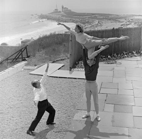 Rebekah Harkness e il suo balletto Harkness nella sua tenuta a Watch Hill, Ri, 1964, foto di Jack Mitchellgetty immagini