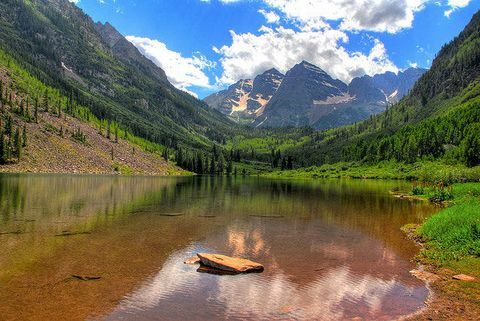 bellissimi paesaggi autunnali: campane marrone rossiccio, pioppo tremulo, colorado