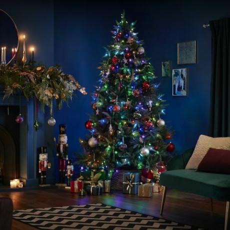 homebase sta vendendo un albero di Natale pre-illuminato musicale telecomandato da £ 600