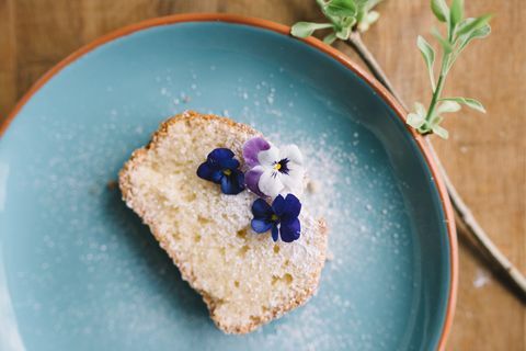 torta con viole del pensiero naturali