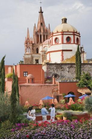 coppie ispaniche con la cattedrale sullo sfondo