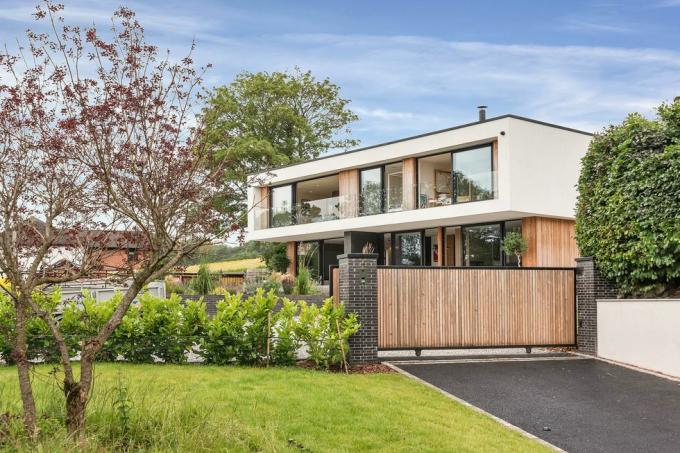 all'interno di questa casa progettata dall'architetto in vendita ad Acton