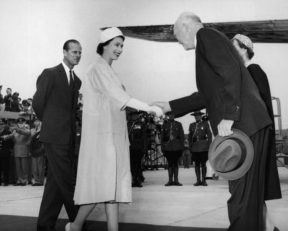 La regina Elisabetta ci saluta il presidente dwight d eisenhower 1890 1969 prima di prendere parte alla cerimonia di apertura del St Lawrence Seaway at Lambert Lock, Montreal, 26 giugno 1959 a sinistra c'è il principe Filippo, duca di Edimburgo foto di Fox Photoshulton Archivegetty immagini