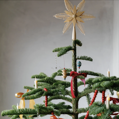 un albero di Natale con una stella