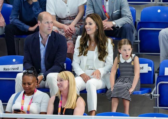 gran bretagna principe william, duca di cambridge l, gran bretagna principessa charlotte di cambridge r e gran bretagna catherine, duchessa di cambridge c, frequenta il centro acquatico sandwell per guardare il manche degli eventi di nuoto il quinto giorno dei giochi del Commonwealth a birmingham, nell'inghilterra centrale, il 2 agosto 2022 foto di chris jackson pool afp foto di chris jacksonpoolafp via getty immagini