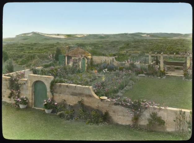 giardino e traliccio con vista sulle dune di sabbia, robert carmer hill house, " giardini grigi", lily pond lane, east hampton, new york, stati uniti d'america, 1914