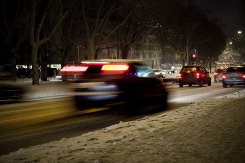 Strada innevata di notte, traffico - movimento offuscata