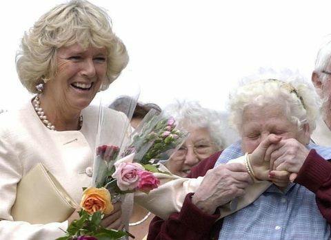 Camilla Parker-Bowles baciata dal fan reale