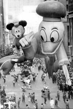 Donald Duck Balloon mette in mostra un'ala floscia dopo un pennello con un ramo di albero alla parata di Macys nel 1972