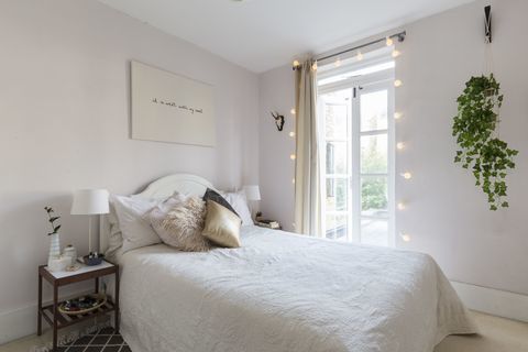 Camera da letto in stile Zen: styling di The Lovely Drawer, fotografia di Chris Snook via Houzz.co.uk