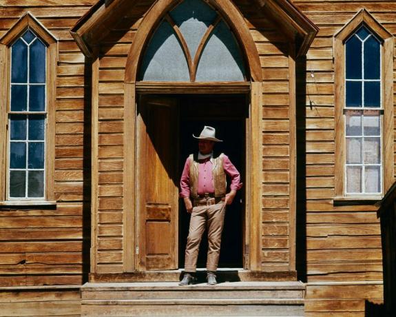 attore americano john wayne 1907 1979 come col cord mcnally si trova in una porta sul set di rio lobo diretto da howard hawks, 1970 foto di silver screen collectiongetty images