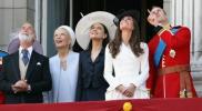 Un confronto fianco a fianco di Meghan Markle e Kate Middleton per la prima volta in abiti coloratissimi