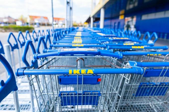 Carrelli IKEA al di fuori del negozio