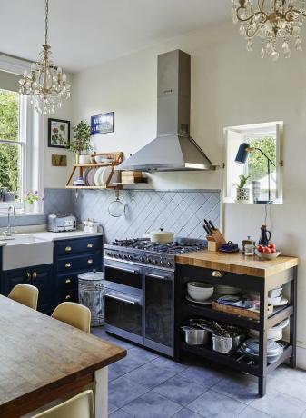 cucina blu navy e bianca con lampadario