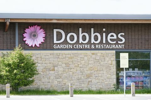 il Garden Center di Dobbies si apre dopo le restrizioni di blocco del coronavirus