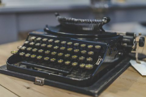 Vecchia macchina da scrivere nera